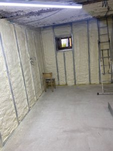 Nástřik stěn PUR pěnou ve starším domě.