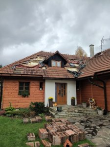 Oprava izolace střechy po kuně.