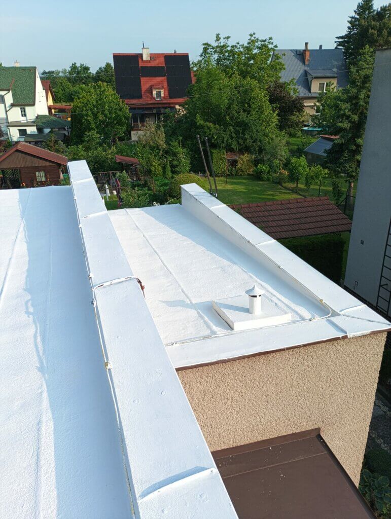 Střecha s bílým silikonovým nátěrem proti horku