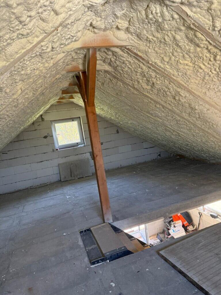 Nástřik podkroví RD termoizolační vrstvou pěny