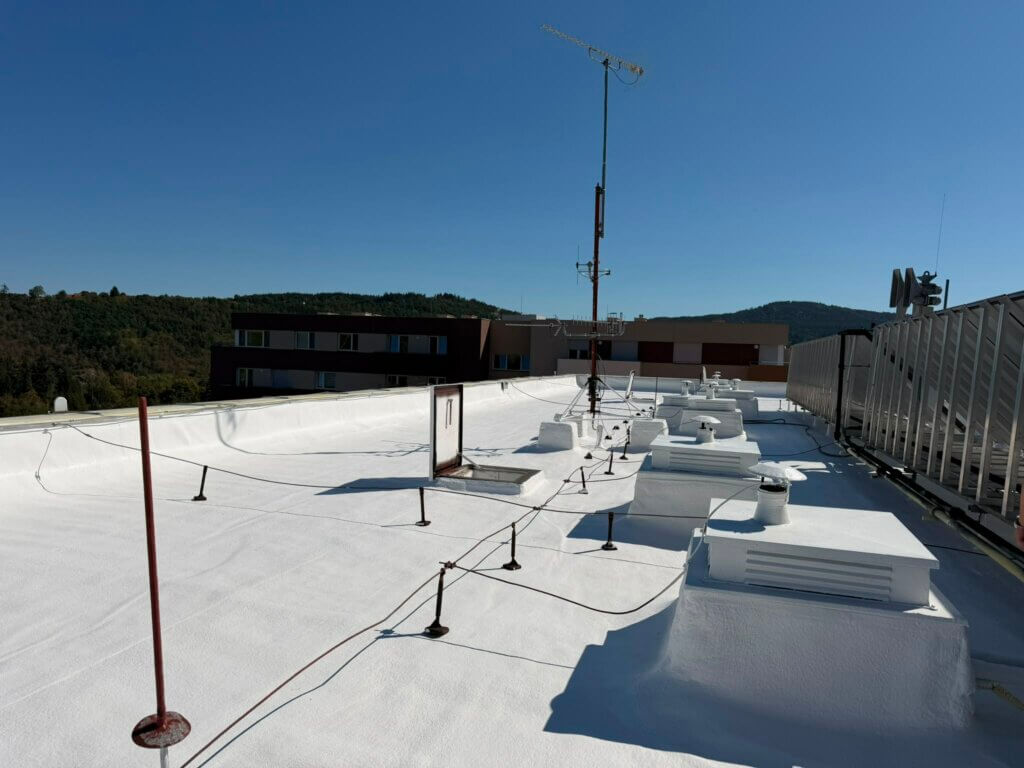 Realizace v Jíncích plochá střecha PUR pěna včetně Silikonu. Realizace pod fotovoltaiku.