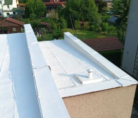 Zateplení ploché střechy PUR pěnou na rodinném domě Střecha s bílým silikonovým nátěrem proti horku