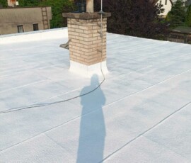 Bílé silikonové nátěry střech odrážející sluneční záření Moderní izolace střechy pro úsporu energie