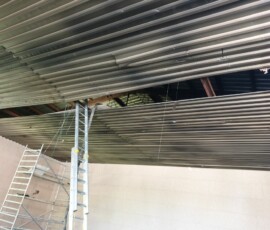 Odkrytí plechového stropu před realizací zateplení Izolace stropu včetně odstranění vatové izolace