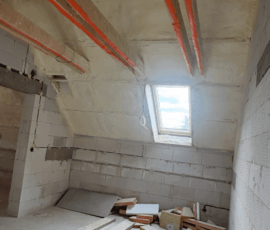 Výsledek zateplení krovu – 172 m² Letovice Dokončené zateplení šikmé střechy polotvrdou PUR pěnou v Letovicích