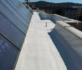 Kompletní bezesvrástvá izolace s 2 vrstvami bílého silikonu pod solárními panely. Finální hydroizolace ploché střechy s fotovoltaikou chráněná bílým silikonovým nátěrem proti UV záření a stojaté vodě.