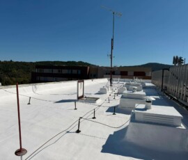 Kompletní realizace izolace s 2 vrstvami bílého silikonu pod solárními panely. Realizace v Jíncích plochá střecha PUR pěna včetně Silikonu. Realizace pod fotovoltaiku.