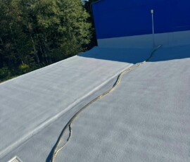 Hotová realizace: PUR pěna chráněná dvěma vrstvami silikonu • Finální hydroizolace střechy autosalonu Peugeot se dvěma vrstvami ochranného silikonového nátěru proti UV záření.